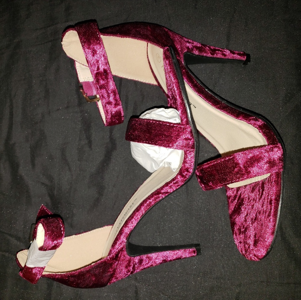 Womens size 11W Heels